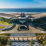 Centro de convenções moderno à beira-mar