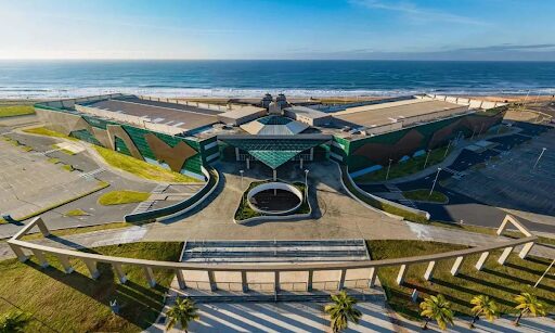 Centro de convenções moderno à beira-mar