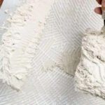 Homem utilizando argamassa para utilizar na parede