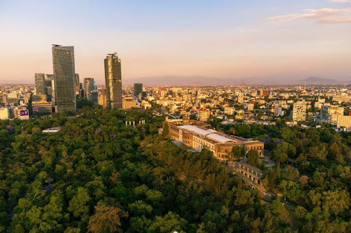 Imagem de cidade com prédios e árvores ao redor