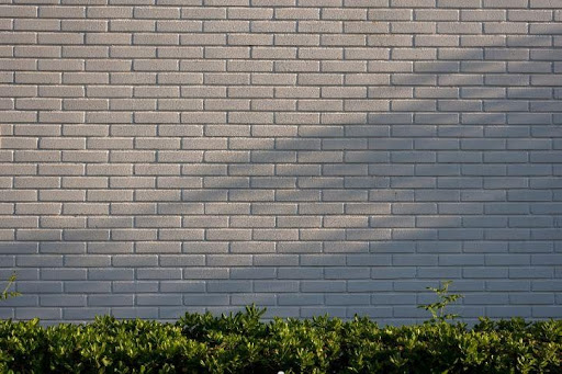 Parede de tijolos brancos com grama