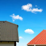 Duas casas lado a lado com telhados diferentes