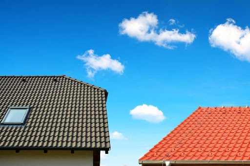 Duas casas lado a lado com telhados diferentes