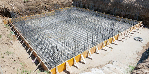 Armadura de aço preparada para fundação de obra.