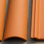 Duas telhas coloniais e uma portuguesa.