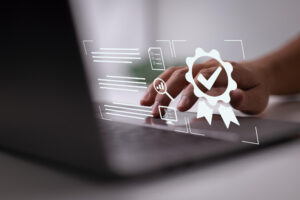 Pessoa utilizando notebook com ícones simbolizando a Falcão Bauer