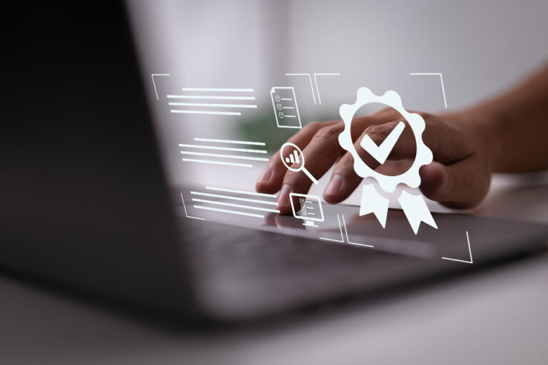 Pessoa utilizando notebook com ícones simbolizando a Falcão Bauer