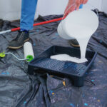 Manta líquida branca - pintor despejando manta líquida branca no recipiente de pintura