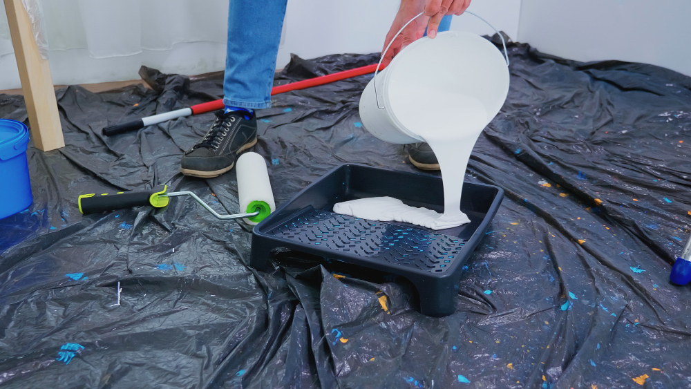 Manta líquida branca - pintor despejando manta líquida branca no recipiente de pintura